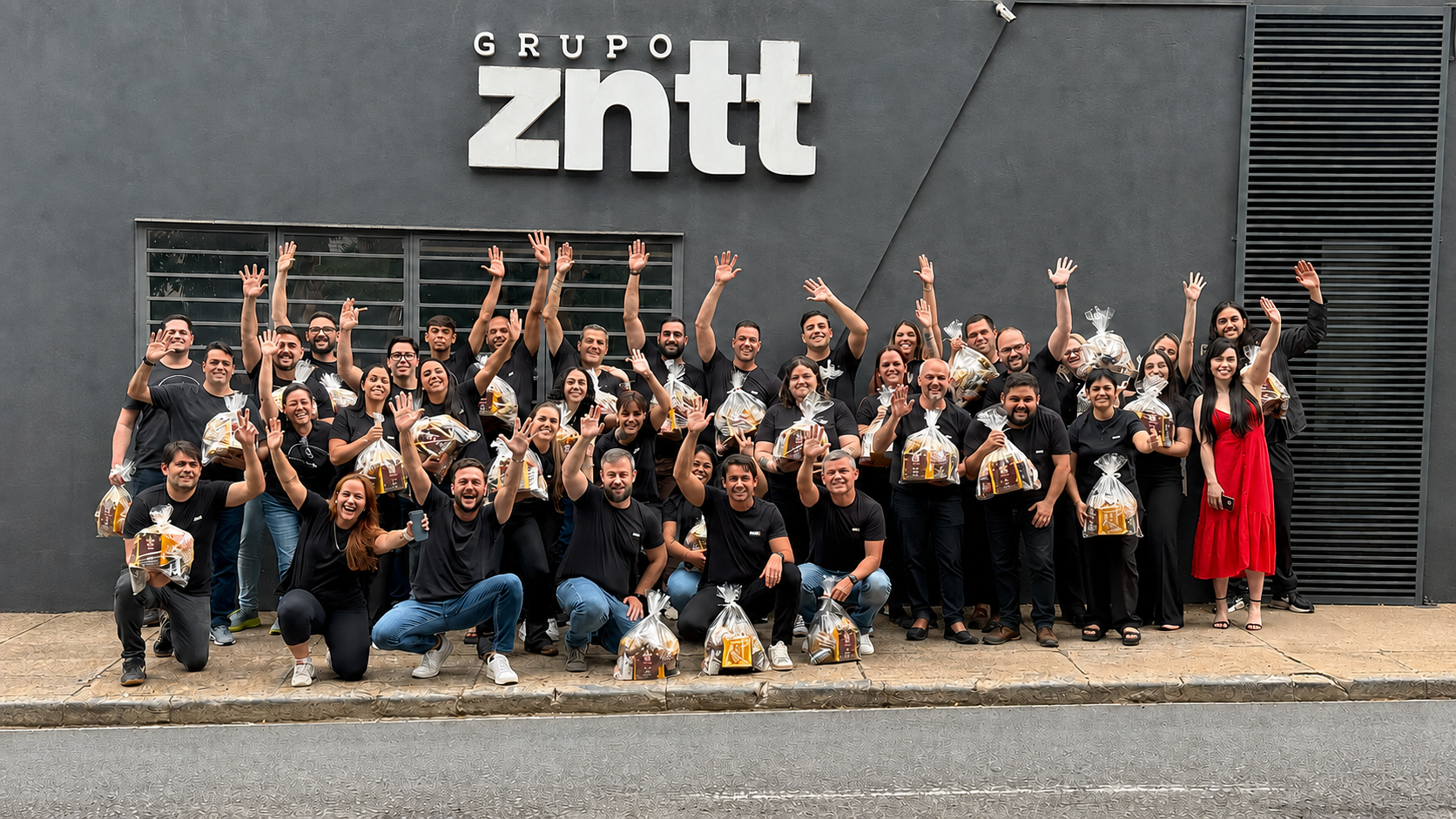 Equipe do Grupo ZNTT reunida em frente à sede